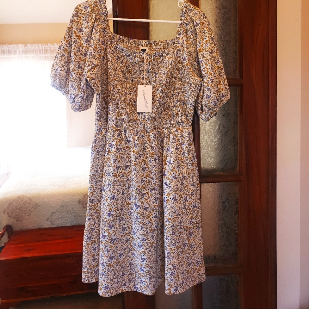 White floral dress with pockets, size medium